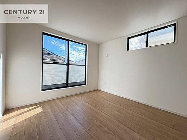 バルコニーに面している洋室です。明るく温もりがあり、換気もしっかりできます！朝起きて、外に出て背伸びをしつつ深呼吸をし良い朝を迎え入れることが出来そうですね！