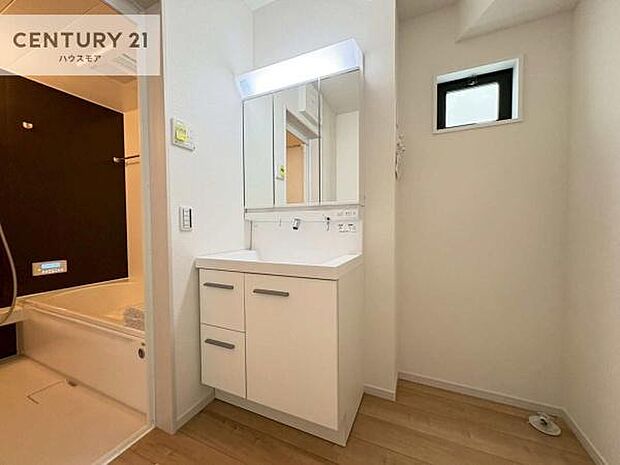 小窓付きの明るい洗面室です！湿気もすぐに入れ替えができて清潔に保つことができます！自然光が差し込むのでお化粧の仕上がりも良くなりますね！