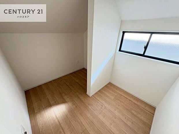 たっぷり収納住空間。納戸がございます！収納スペースとしてはもちろん、書斎や趣味の空間にもぴったりです！