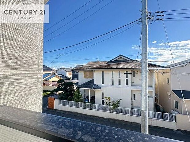 落ち着きある住宅街です！周囲には高い建物がなく、空が広く開放感があり、陽当たりを大きく遮られることもありません！気持ちの良い風が通り抜ける街並みです！