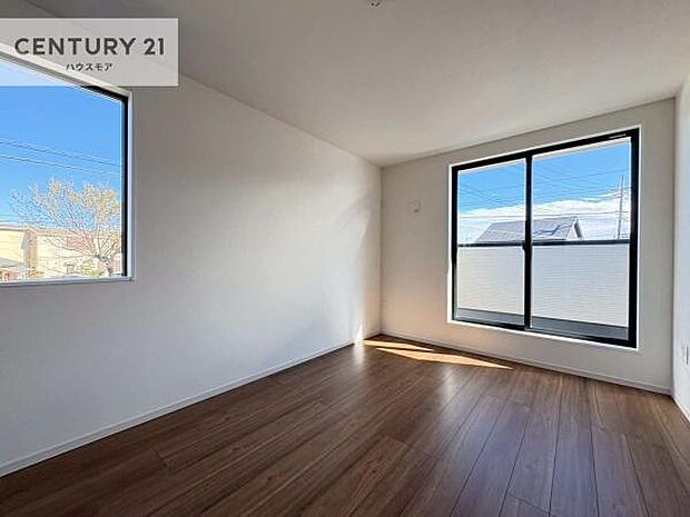 バルコニーに面している洋室です。明るく温もりがあり、換気もしっかりできます！朝起きて、外に出て背伸びをしつつ深呼吸をし良い朝を迎え入れることが出来そうですね！