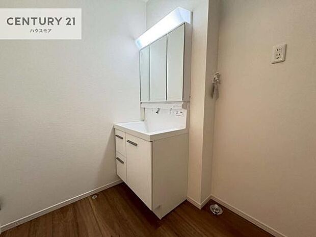 三面鏡仕様の洗面所は、身だしなみがしやすい造り！裏は収納になっています。ドライヤーやお化粧道具を片付けられるので洗面台周りをスッキリと見せることが出来ます！