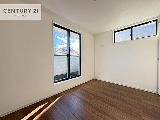 優しい光が差し込む洋室は、朝の目覚めも気持ちが良さそうですね。おうち時間もゆったりと過ごすことができます。