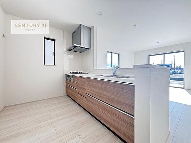 大人気の対面式システムキッチンを採用しています！ご家族のコミュニケーションが自然と増える設計です。お子様にも目が届くので嬉しいですね。収納力もあります！（同仕様）