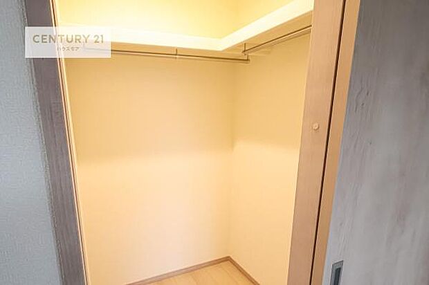 ウォークインクローゼット付きです。たくさんのお洋服などを収納しておけそうですね！他にも扇風機や加湿器など季節物の大きな家電も収納できます。(同仕様)