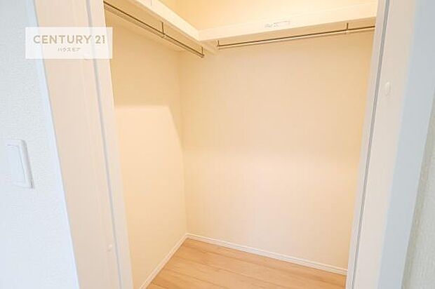 ウォークインクローゼット付きです。たくさんのお洋服などを収納しておけそうですね！他にも扇風機や加湿器など季節物の大きな家電も収納できます。(同仕様)