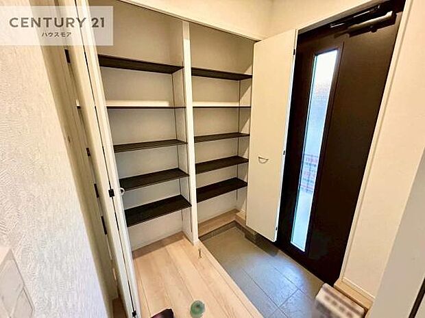 シューズボックス付きなので、玄関が片付きお掃除がしやすいです!スッキリした玄関で戸を開けた瞬間、清潔感のある心地いい空間が出迎えてくれます。