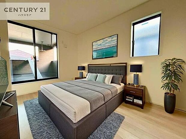 家具はCGパースです。優しい光が差し込む洋室は、朝の目覚めも気持ちが良さそうですね。おうち時間もゆったりと過ごすことができます。優しい色合いのフローリングがどんな家具にもマッチします!