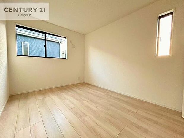 掃き出し窓がないお部屋は、お子様のお部屋としても安心です!収納スペースも充実しているので散らかったお部屋をサッと片付けられます!