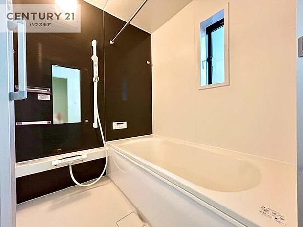 落ち着きある大人の雰囲気のバスルームは、味が出ていてバスタイムが充実!お仕事頑張っているご褒美にお好みの匂いの入浴剤を入れて、楽しんでみてはいかがでしょうか?