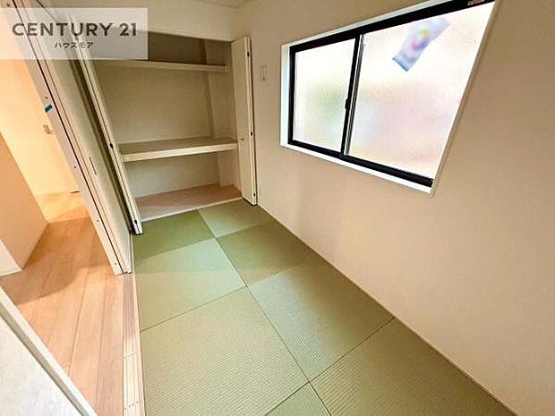 リビングに隣接した和室はお子様の遊び場やお昼寝スペースとして活躍します!