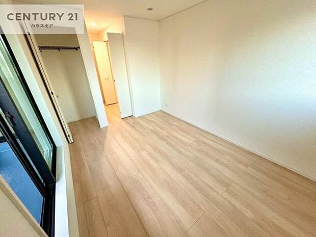 明るい室内は、風通しも良く、明るく大変居心地の良い空間となっております。リラックスして過ごせる心地の良いお部屋です!朝の目覚めがスッキリしますね!