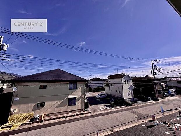 晴れた日には青い空を見渡せる開放的な時間を楽しめます。気持ちの良い風が通り抜ける街並みです!