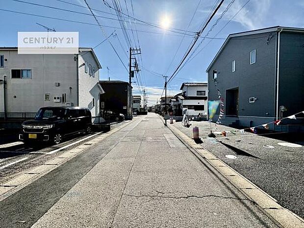 前面道路3.83m×5.51m!陽当り良好な立地です。車庫入れが苦手な方も安心ですね。