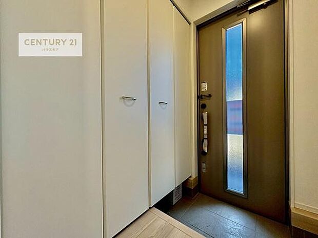 シューズボックス付きなので、玄関が片付きお掃除がしやすいです！スッキリした玄関で戸を開けた瞬間、清潔感のある心地いい空間が出迎えてくれます。