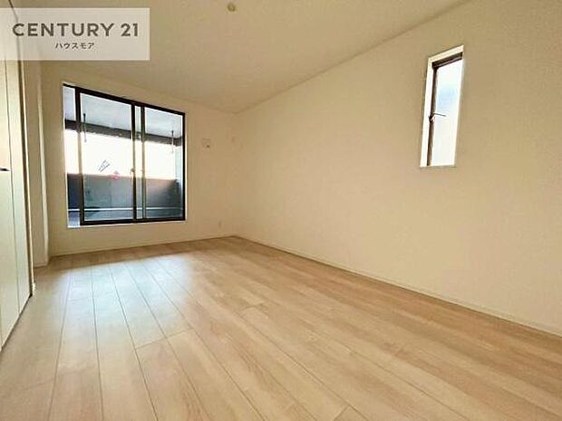 バルコニーに面した洋室。優しい光が差し込む洋室は、朝の目覚めも気持ちが良さそうですね。おうち時間もゆったりと過ごすことができます。