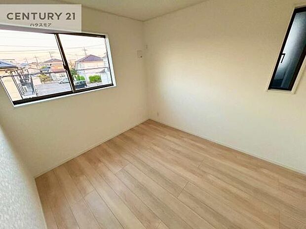 掃き出し窓がないお部屋は、お子様のお部屋としても安心です！収納スペースも充実しているので散らかったお部屋をサッと片付けられます！