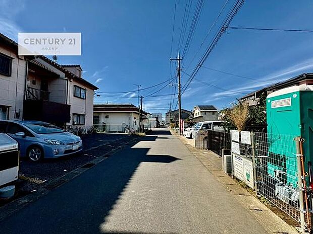 前面道路5！陽当り良好な立地です。車庫入れが苦手な方も安心ですね。