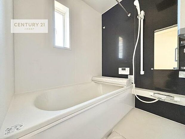 広々バスで一日の疲れをリフレッシュ。足が伸ばせるので、浴槽にもゆったりと浸かれますね！毎日のバスタイムが楽しみになります。（同仕様）