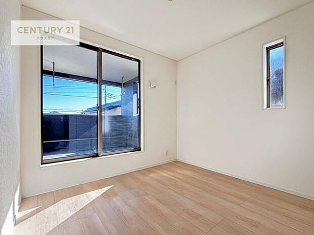 バルコニーに面している洋室です。明るく温もりがあり、換気もしっかりできます!朝起きて、外に出て背伸びをしつつ深呼吸をし良い朝を迎え入れることが出来そうですね!(同仕様)