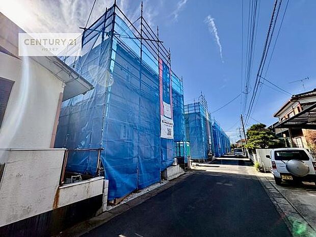 前面道路4.5m!陽当り良好な立地です。車庫入れが苦手な方も安心ですね。