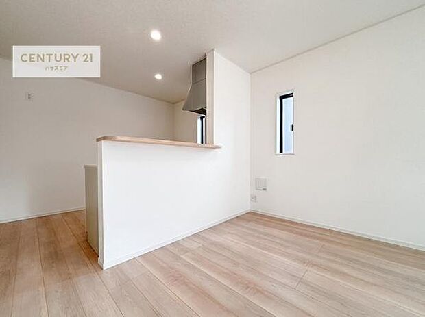 リビング全体が見渡せる対面キッチンなので、お子様の様子を見守りながら作業ができる子育てがしやすい安心な間取です!(同仕様)