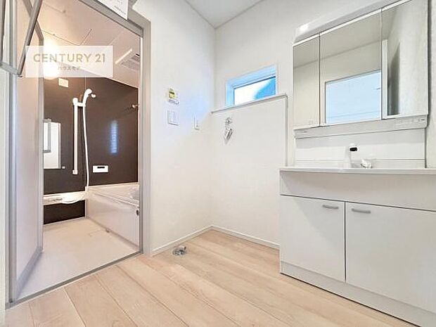 小窓付きの明るい洗面室です！湿気もすぐに入れ替えができて清潔に保つことができます！自然光が差し込むのでお化粧の仕上がりも良くなりますね！（同仕様）