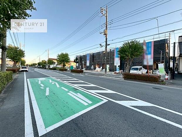 前面道路は21ｍ！陽当り良好な立地です。車庫入れが苦手な方も安心ですね。