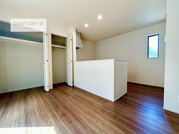 リビング全体が見渡せる対面キッチンなので、お子様の様子を見守りながら作業ができる子育てがしやすい安心な間取です！