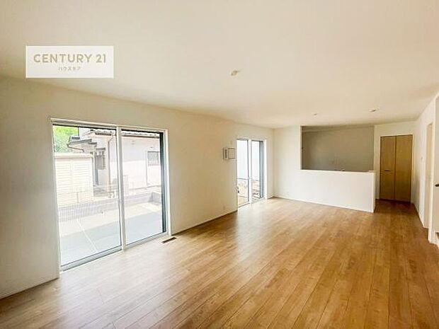 大きな窓からたっぷりの陽ざしが入る明るいリビング。開放感のあるリビングで家族団らんのくつろぎの時間を過ごせます。【現地販売会開催中】