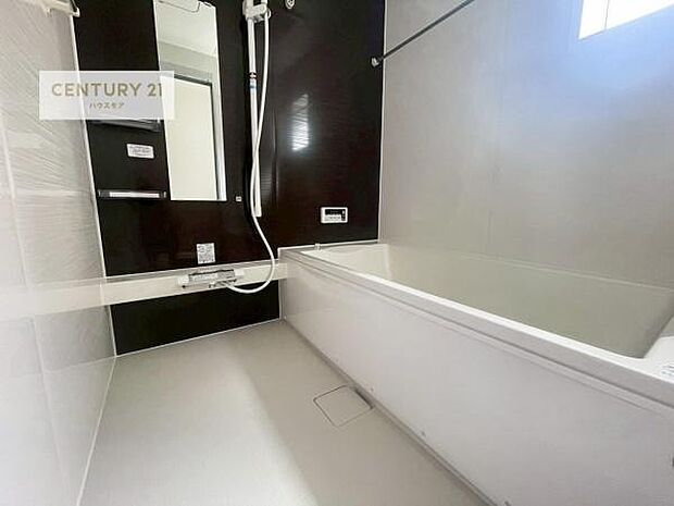 広々バスで一日の疲れをリフレッシュ。足が伸ばせるので、浴槽にもゆったりと浸かれますね！毎日のバスタイムが楽しみになります。【現地販売会開催中】