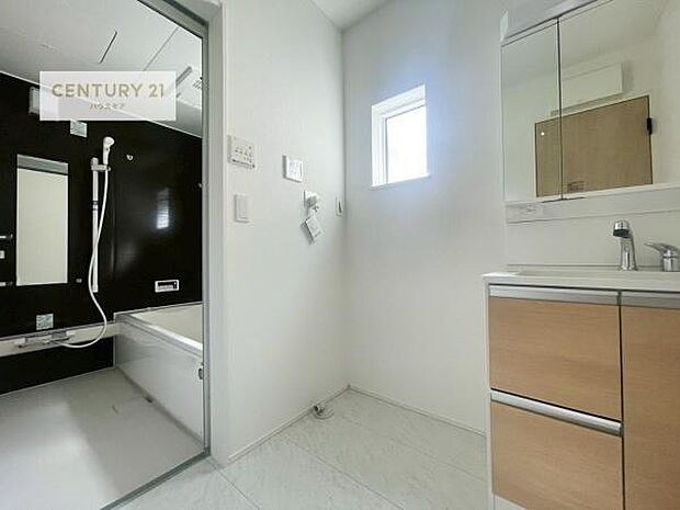 小窓付きの明るい洗面室です！湿気もすぐに入れ替えができて清潔に保つことができます！自然光が差し込むのでお化粧の仕上がりも良くなりますね！【現地販売会開催中】