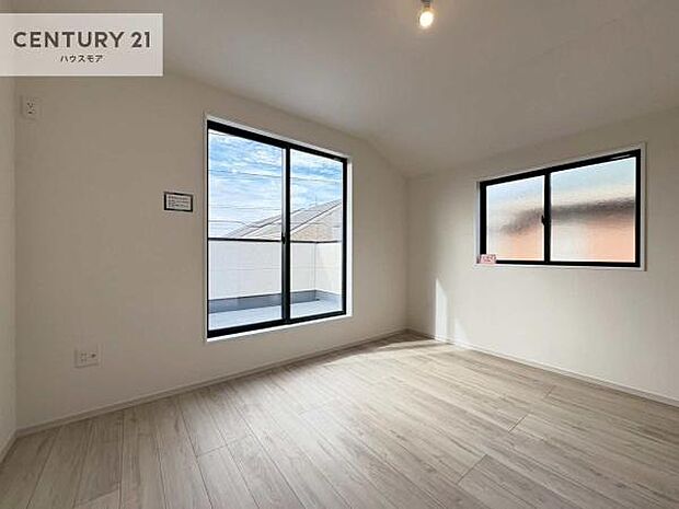 バルコニーに面している洋室です。明るく温もりがあり、換気もしっかりできます！朝起きて、外に出て背伸びをしつつ深呼吸をし良い朝を迎え入れることが出来そうですね！