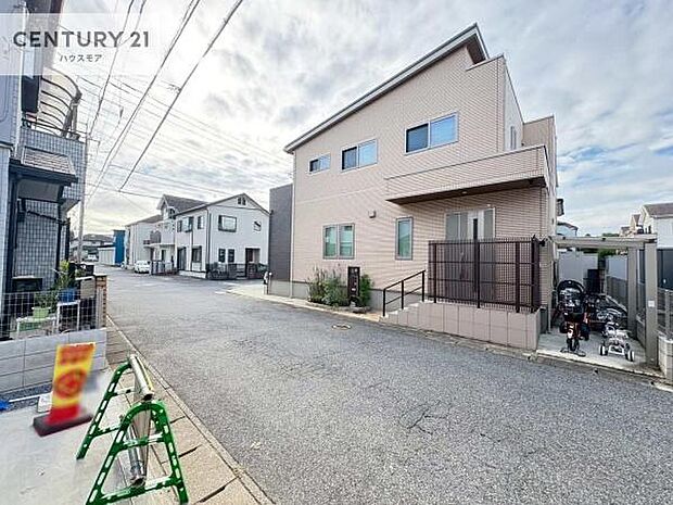 前面道路は5.98ｍ！陽当り良好な立地です。車庫入れが苦手な方も安心ですね。