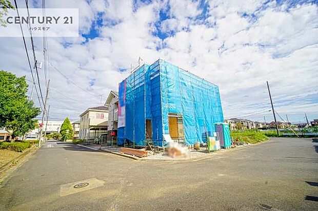 前面道路6m×6m!陽当り良好な立地です。車庫入れが苦手な方も安心ですね。