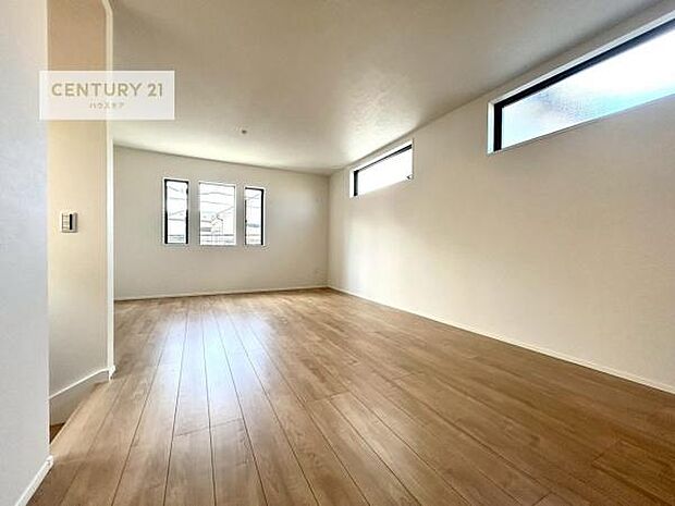 優しい陽だまりがリビングを包んでくれて居心地の良い空間を演出してくれます!自然と家族が集い会話が増える心地よい空間!