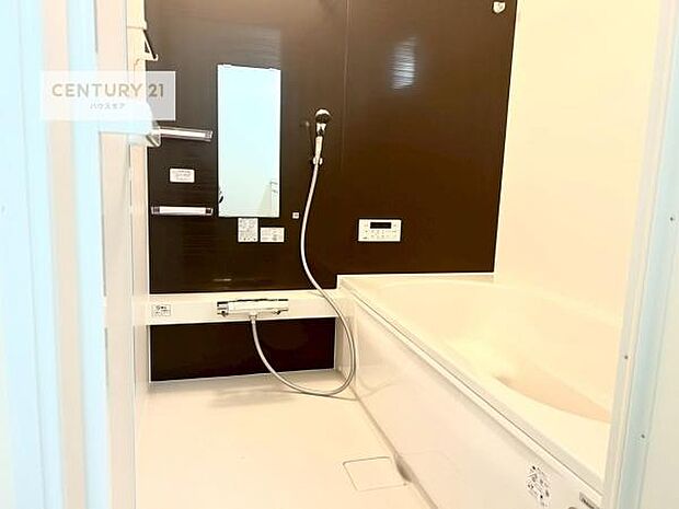 広々バスで一日の疲れをリフレッシュ。足が伸ばせるので、浴槽にもゆったりと浸かれますね!毎日のバスタイムが楽しみになります。