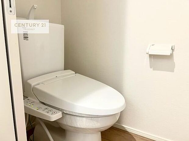 1・2階にトイレがございます!朝の忙しい時間帯も待たずにすみそうですね。白を基調とした清潔感のあるトイレでお手入れがしやすいです!