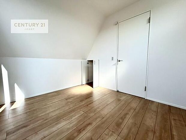 収納スペースがついています!居室をスッキリ整頓する事ができますね。家具を選ばないシンプルなデザインの為、家具を選ばずお気に入りの空間作りができそうですね。