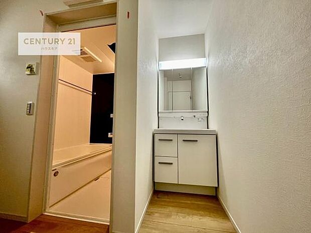 身なりを整える洗面所は、清潔感が大事です！水周りの清潔感のある雰囲気を演出！気持ちよくお使いいただけます。