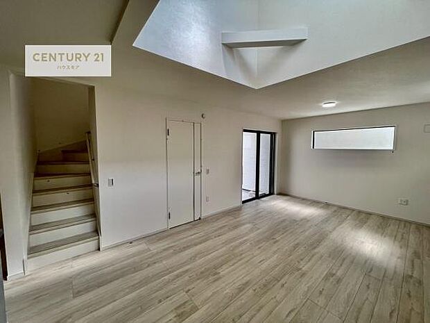 リビングイン階段でコミュニケーションが取りやすいリビング!広々しているのでソファーやダイニングテーブルを置いても窮屈にならず快適に過ごせます!