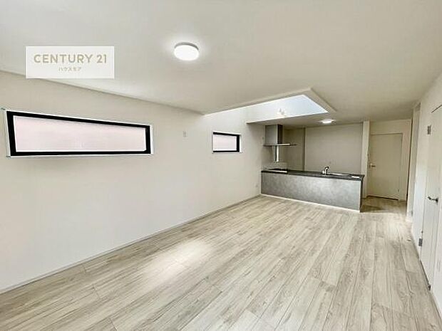 心地良いリビングは家族が自然と集まります。家族団欒の時間が増えそうです。ご家族と、より一層充実した時間を過ごせそうですね。明るく開放的な空間です。