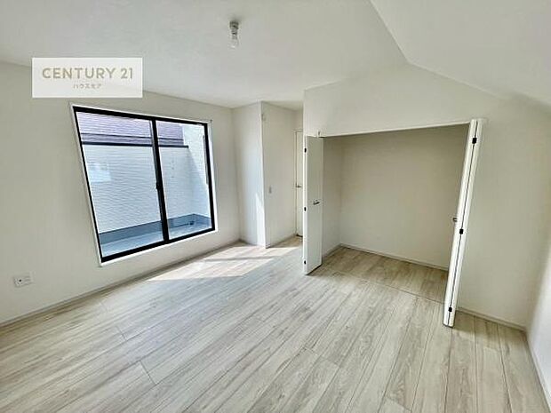 バルコニーに面した洋室。優しい光が差し込む洋室は、朝の目覚めも気持ちが良さそうですね。おうち時間もゆったりと過ごすことができます。