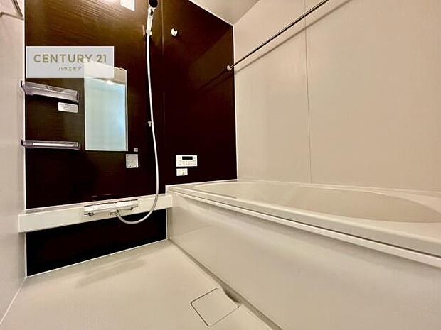 落ち着きある大人の雰囲気のバスルームは、味が出ていてバスタイムが充実!お仕事頑張っているご褒美にお好みの匂いの入浴剤を入れて、楽しんでみてはいかがでしょうか?