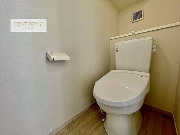 1・2階にトイレがございます!朝の忙しい時間帯も待たずにすみそうですね。白を基調とした清潔感のあるトイレでお手入れがしやすいです!