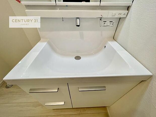 深い洗面台ボウルは、水が跳ねにくいのでお手入れが楽々!清潔感が保てます!キレイな洗面所で自分磨きのモチベーションが上がりますね!