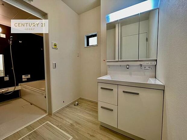 三面鏡仕様の洗面所は、身だしなみがしやすい造り!裏は収納になっています。ドライヤーやお化粧道具を片付けられるので洗面台周りをスッキリと見せることが出来ます!