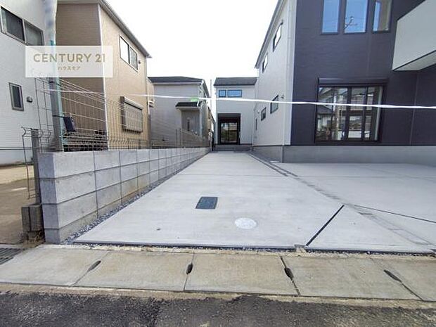 駐車スペースは2台分あります!セカンドカーはもちろん、バイクや自転車なども置き場所に困りません。