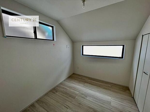 2面採光を確保した明るい室内は、風通しも良く、明るく大変居心地の良い空間となっております。リラックスして過ごせる心地の良いお部屋です!朝の目覚めがスッキリしますね!