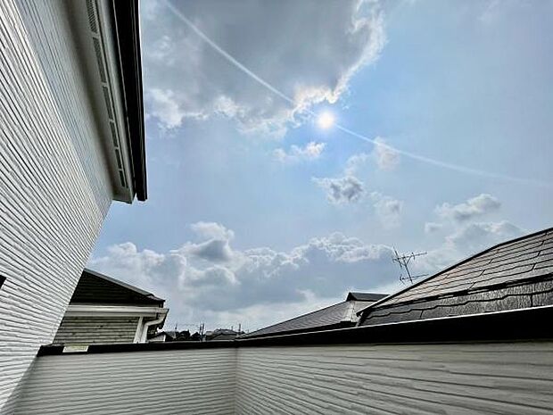 落ち着きある住宅街です!周囲には高い建物がなく、空が広く開放感があり、陽当たりを大きく遮られることもありません!気持ちの良い風が通り抜ける街並みです!